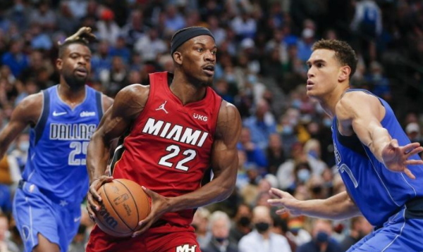  阿德巴约25+20热火轻取奇才  